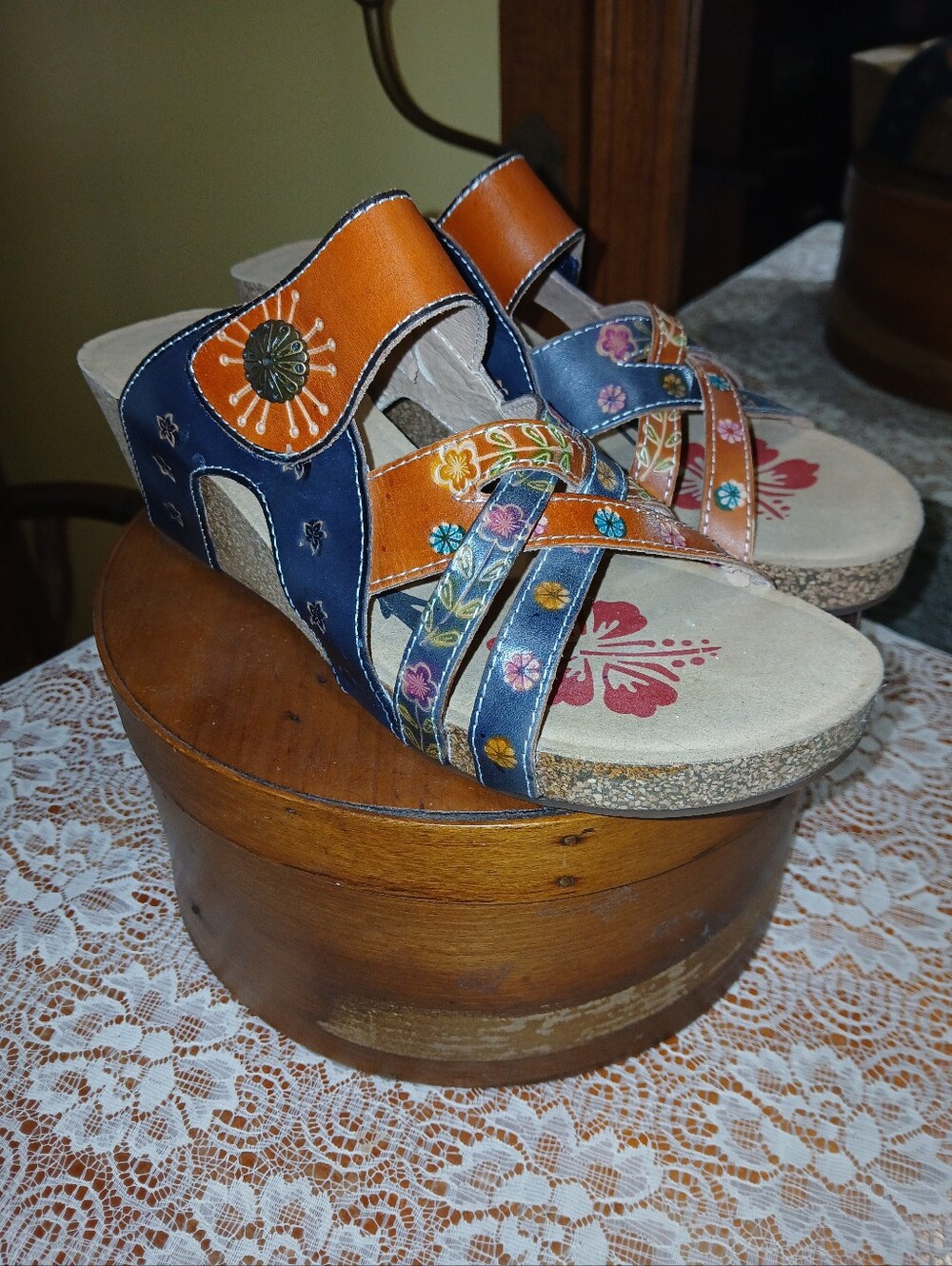 L'Artiste Spring Step Swan Floral Leather Wedge Sandals Size 40 - Picture 2 of 11